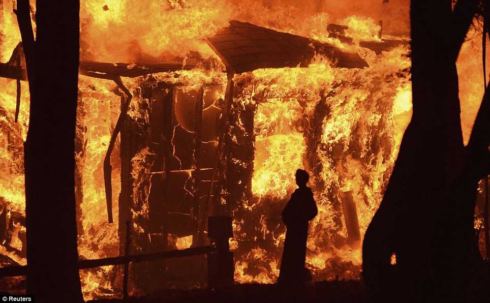 छेड़खानी और जमीनी विवाद में भड़की हिंसा, 6 घर जलकर हुए खाक
