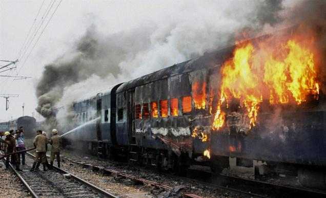 दिल्ली से विशाखापट्नम जा रही ट्रेन के एसी बोगी में लगी आग