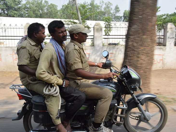 पुलिसवाले उड़ा कानून का मखौल