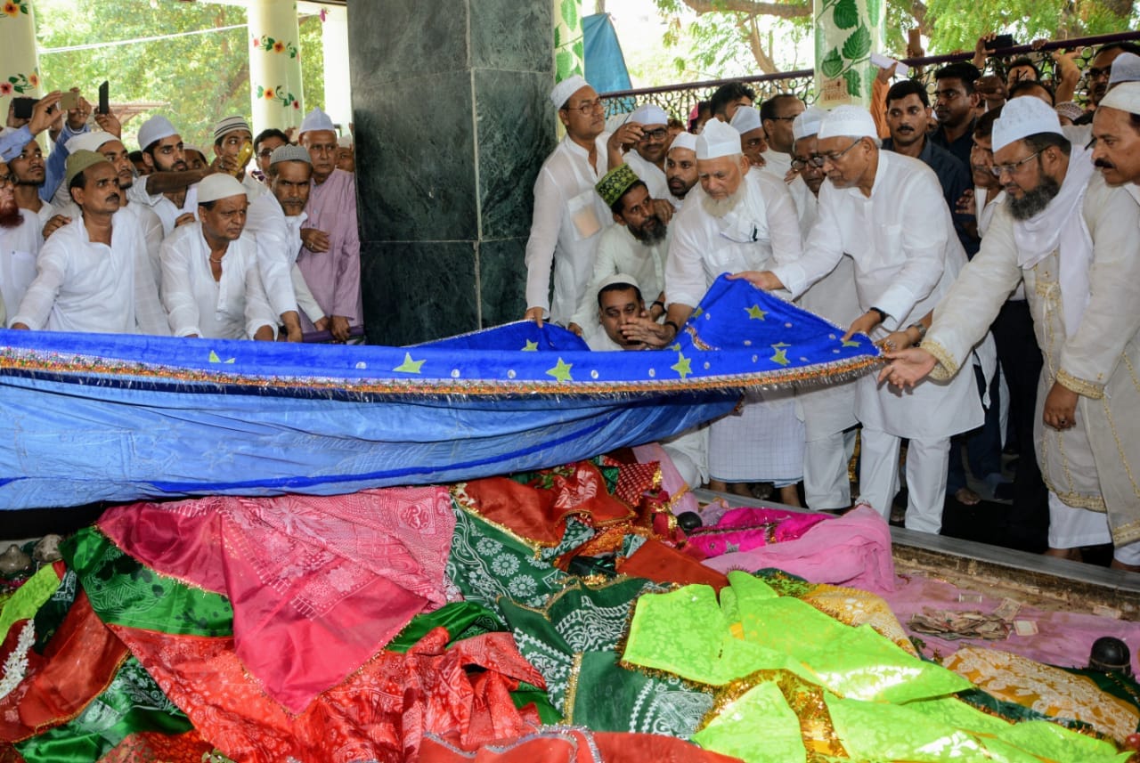 मखदूम-ए-जहाॅ हजरत शैख सरफुद्दीन यहिया मनेरी पर मुख्यमंत्री ने की चादरपोषी