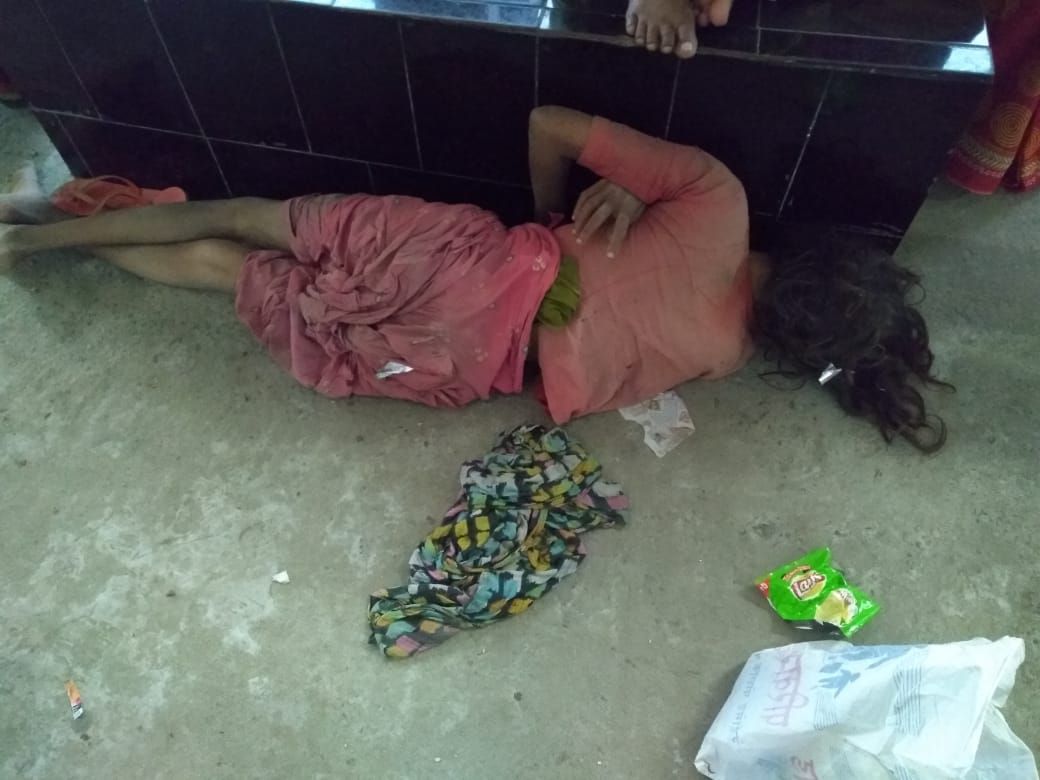 15 दिनों से रेलवे स्टेशन पर पड़ी लाचार वृद्ध महिला की, नौजवानों ने ऐसे की मदद