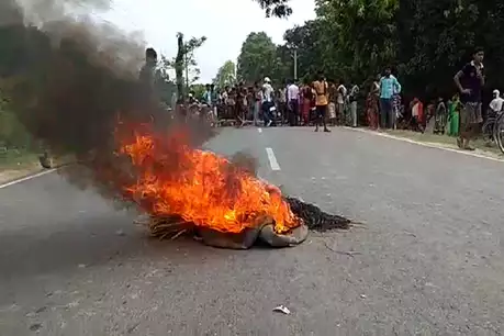 हादसे में 13 की बच्ची,कर दिया और घंटों प्रदर्शन,ने सड़क जाम कर दिया,लोगों ने सड़क जाम कर,बौखलाए लोगों ने सड़क जाम