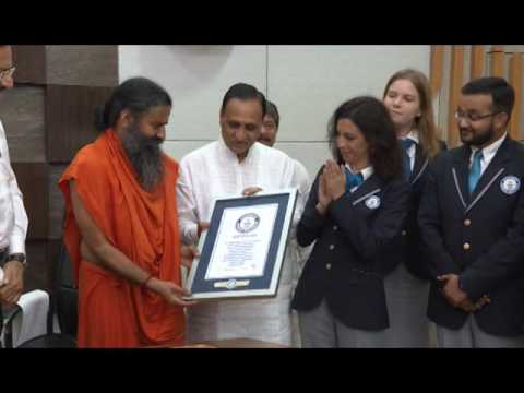 अंतर्राष्ट्रीय योग दिवस पर रामदेव बाबा ने सवा लाख लोगों के साथ योग कर बनाया रिकॉर्ड