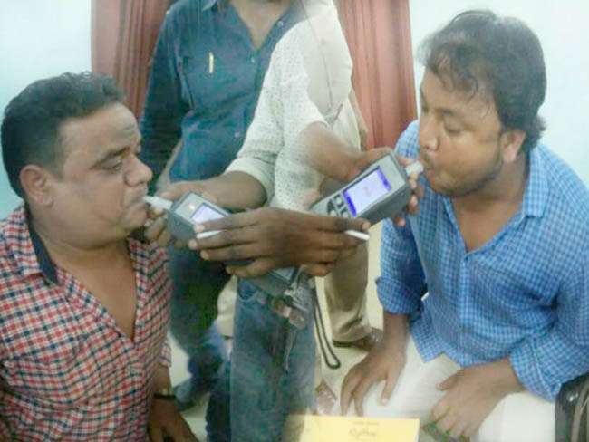 शराब की पार्टी में पुलिस ने डाला रेड, राजद के महासचिव समेत छह गिरफ्तार
