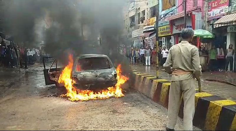 मुजफ्फरपुर : शॉर्ट सर्किट से कार में लगी आग, बाल-बाल बचा ड्राइवर