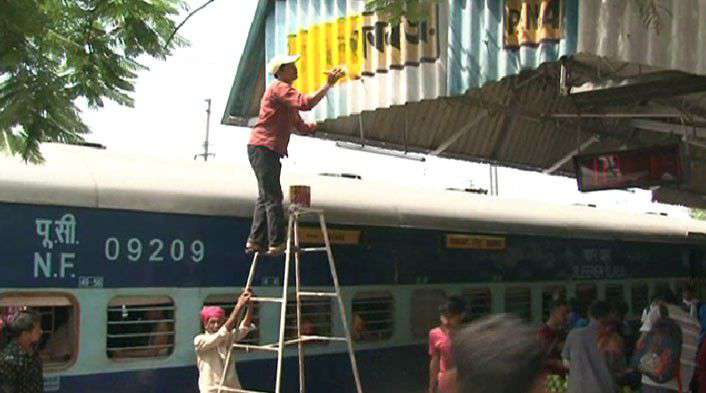कुछ दिनों का मेहमान है मुगलसराय जंक्शन, स्टेशन पर नाम मिटाने का काम शुरू