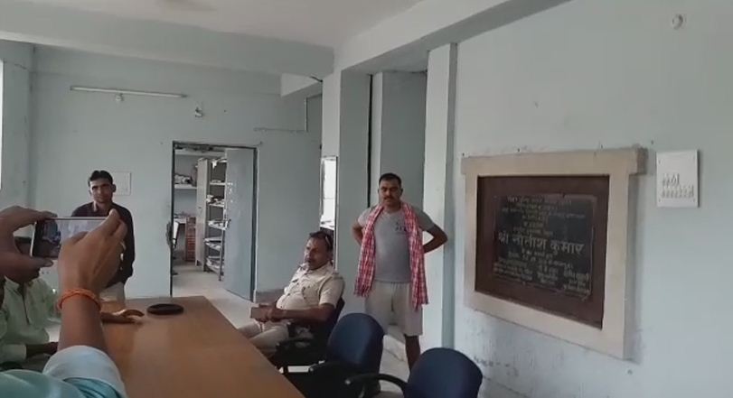 जमुई : टी शर्ट और गमछा लपेटे पुलिस वाले की गुंडई, थाने में पत्रकारों से की बदसलूकी