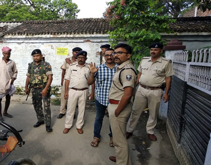 के कार्यालय पहुंचे जहां वो की प्रतीक्षा की जा रही में विस्तृत जानकारी की प्रतीक्षा से पूछताछ कर रहे हैं कर्मियों से पूछताछ कर रहे