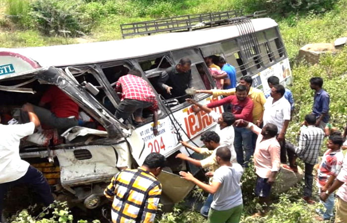 तेलंगाना में दर्दनाक हादसा, खाई में गिरी बस, 6 बच्चों समेत 40 लोगों की मौत