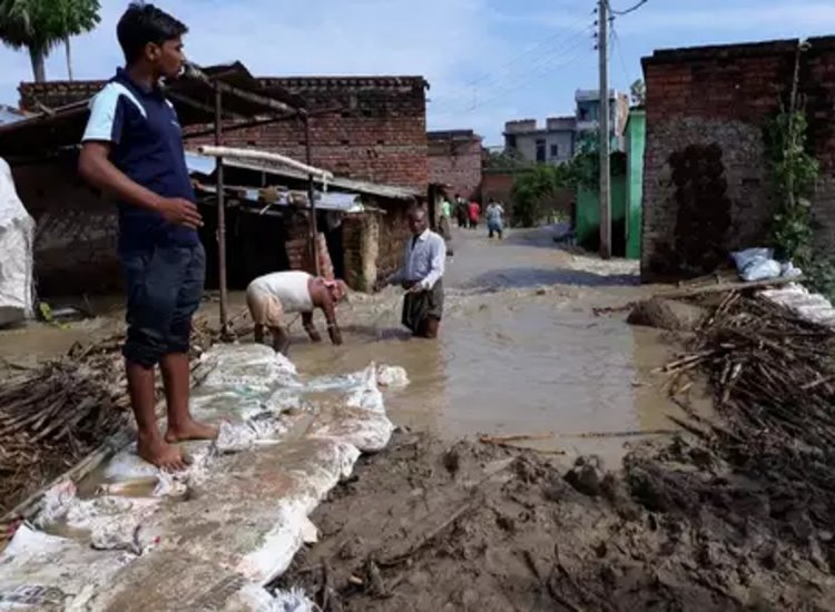 बिहार के कई शहरों पर मंडरा रहा है बाढ़ का खतरा, सभी नदियाँ उफान पर