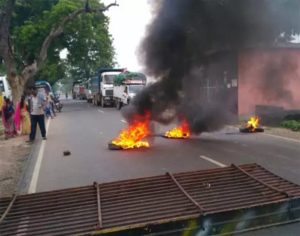 भारत बंद असरदार : सड़क-रेल यातायात बाधित, जगह जगह आगजनी और विरोध