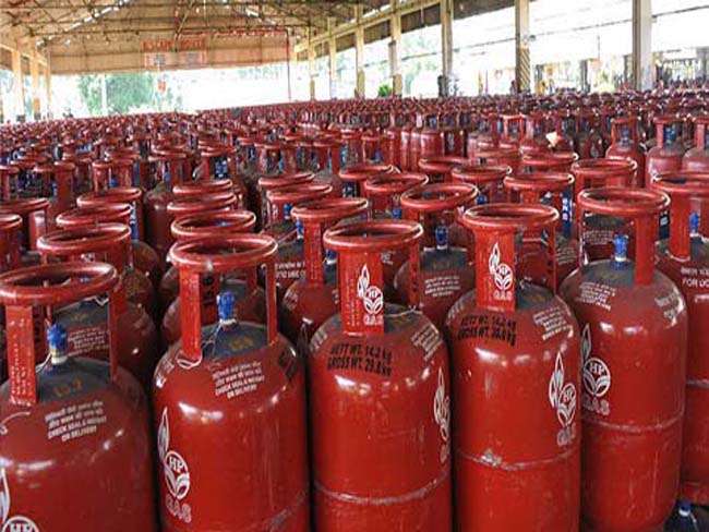 रसोई घर पर महंगाई डायन का कहर, 1000 रुपये के पार पहुंच गया LPG सिलेंडर