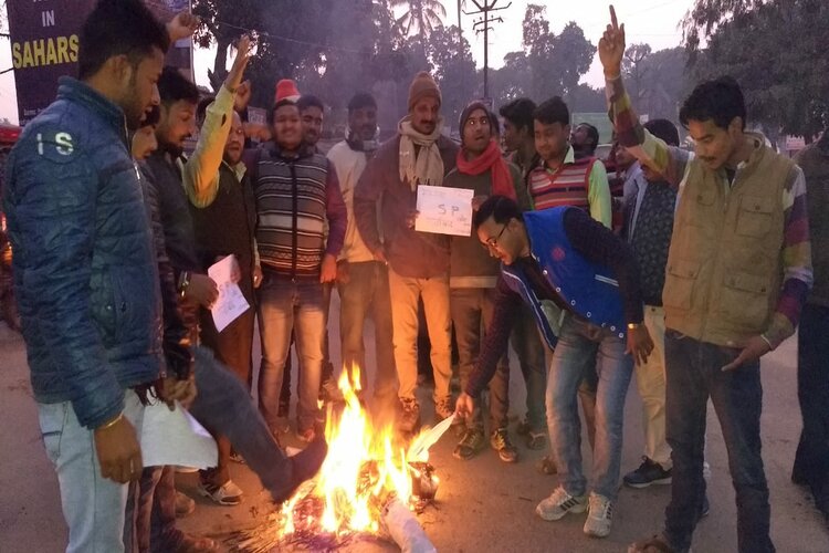 सहरसा एसपी वापिस जाओ के नारे के साथ एसपी का लोगों ने फूंका पुतला