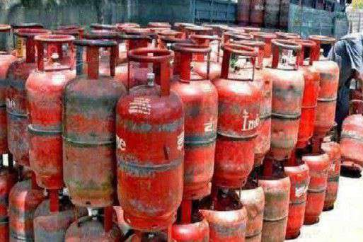 नए साल पर मोदी सरकार का तोहफा,120 रुपये कम हुए LPG गैस सिलेंडरों के दाम