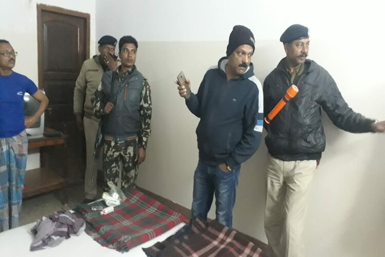 रोहतास : कानून व्यवस्था दुरुस्त करने में जुटी पुलिस, देर रात होटलों में चली छापेमारी