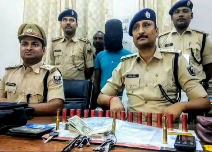 लूटकांड का हुआ खुलासा, हथियार गोली व नगदी के साथ अपराधी को पुलिस ने किया गिरफ्तार