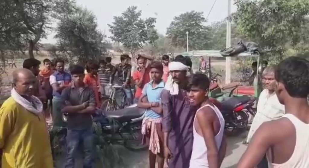 बेगूसराय : मारपीट और लूट की घटना से नाराज ग्रामीणों ने किया सड़क जाम