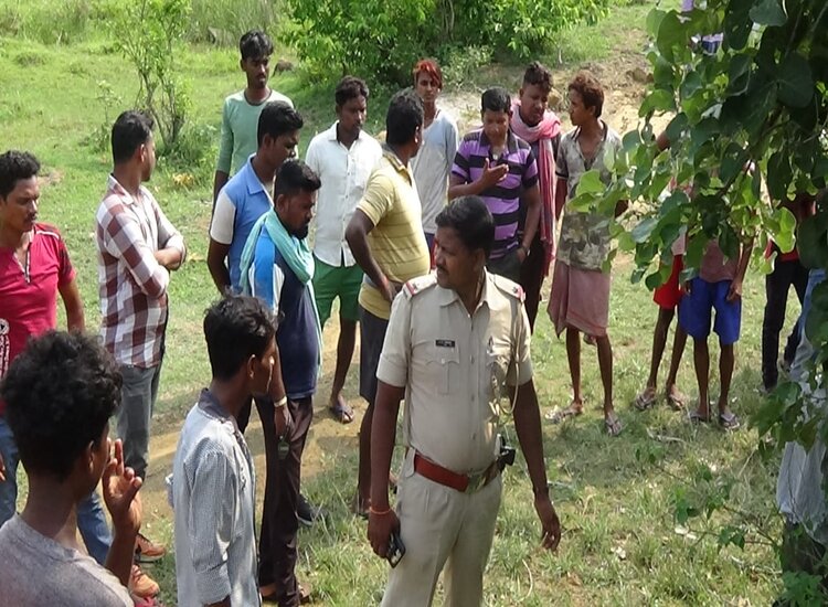 पेड़ से लटकता मिला वृद्ध का शव, हत्या की आशंका