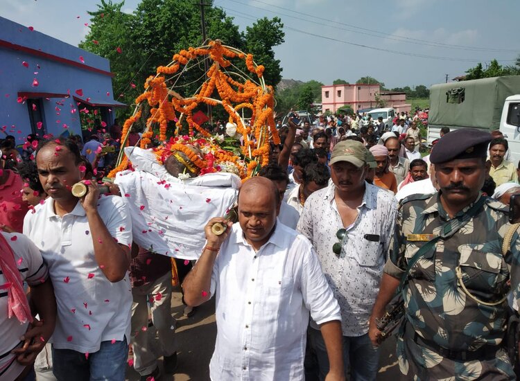 धनबाद के मोहलबनी घाट पर पंचतत्व में विलीन हुए कॉमरेड एके राय, शवयात्रा में उमड़े लोग