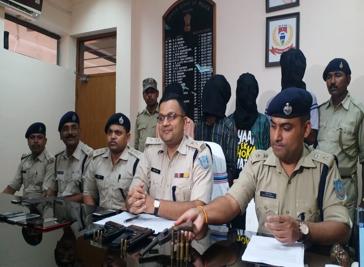 पुलिस ने चरकू उरांव हत्याकांड का खुलासा करते हुए सात अपराधियों को किया गिरफ्तार