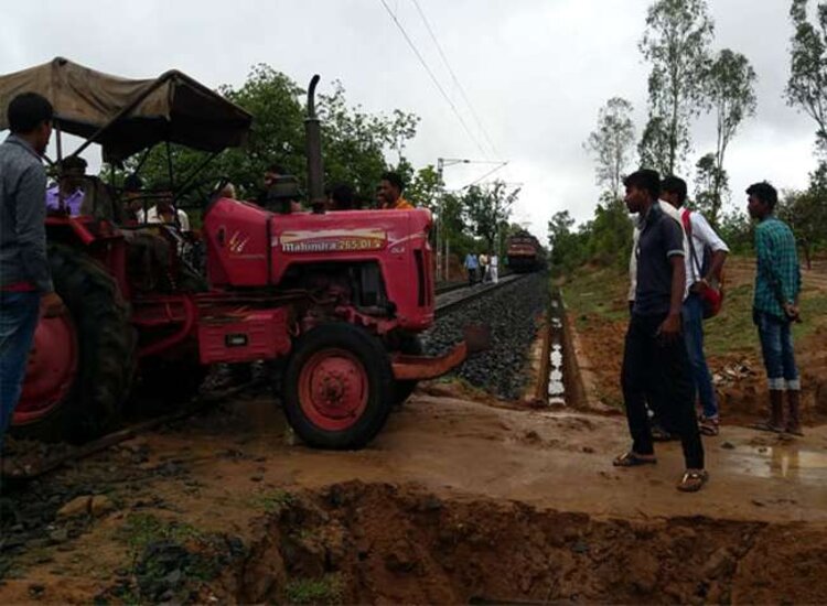 हजारीबाग में रेल ट्रैक पर फंसा ट्रैक्टर, चालक ने रोकी ट्रेन, बड़ा हादसा टला