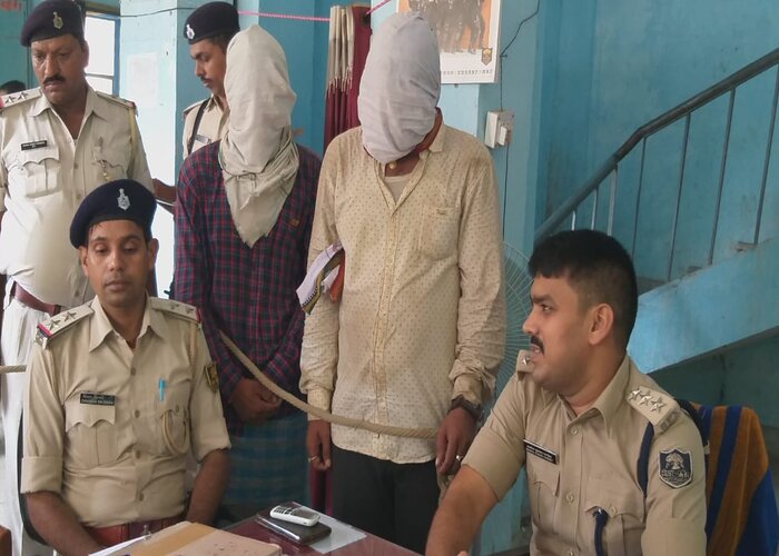 पटना : पुलिस ने रंगदारी मांगने वाले दो अपराधियों को गिरफ्तार कर कराया नगर भ्रमण