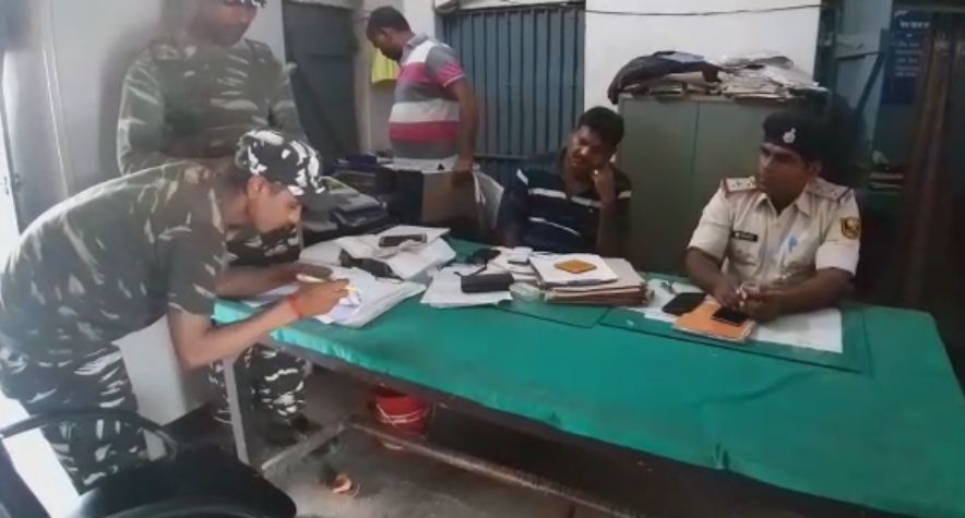 रोहतास : चंबल एक्सप्रेस में सो रहा था सीआरपीएफ का जवान, नींद खुली तो राइफल गायब