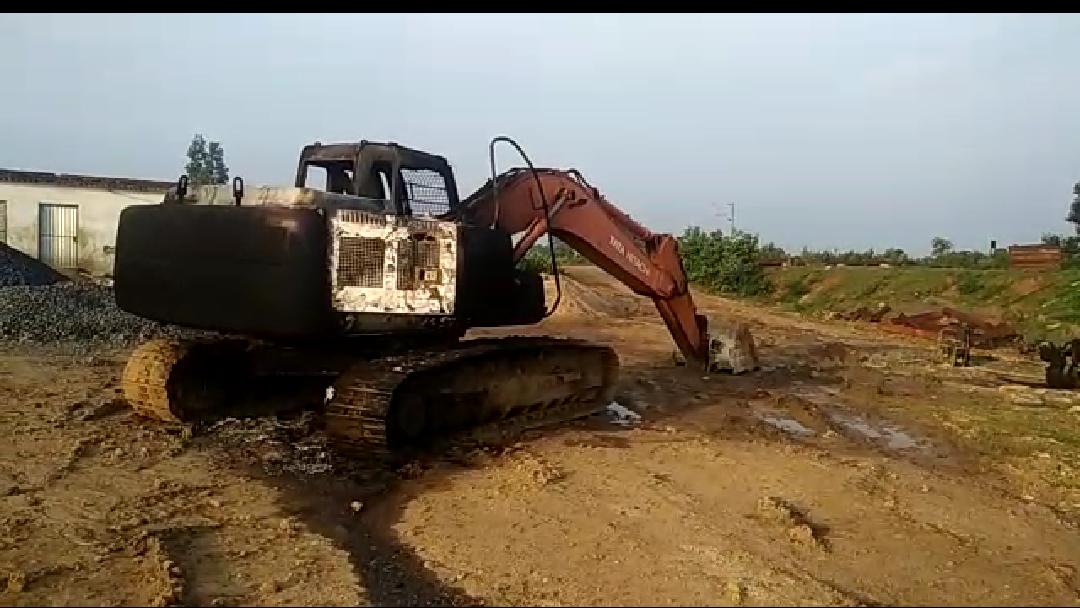 रेलखंड निर्माण कार्य में लगी मशीनों को नक्सलियों ने फूंका