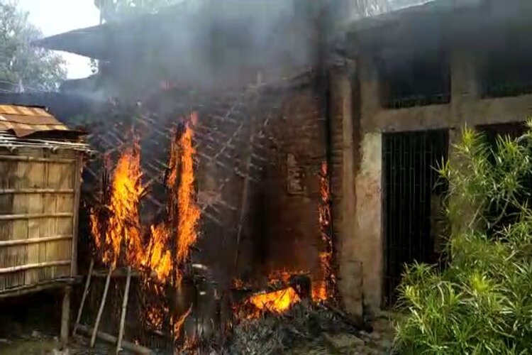 बिहटा में रंगदारी नहीं देने पर कई राउंड फायरिंग, ग्रामीणों ने आरोपित की दुकान में लगाई आग