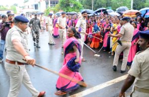 सीएम आवास घेरने जा रही आंगनबाड़ी सेविका-सहायिकाओं पर लाठीचार्ज, 18 घायल