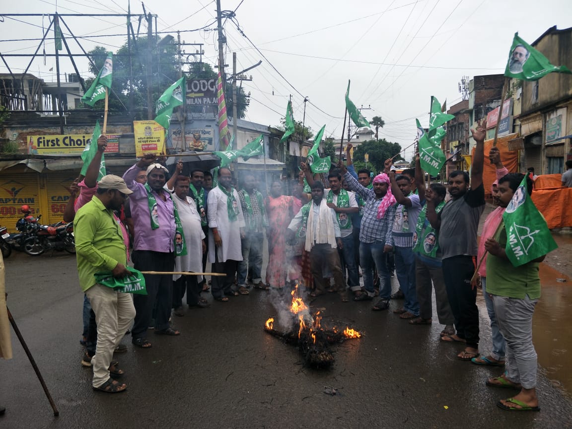 रांची : आंगनबाड़ी सेविकाओं-सहायिकाओं पर लाठीचार्ज के विरोध में फूंका पुतला