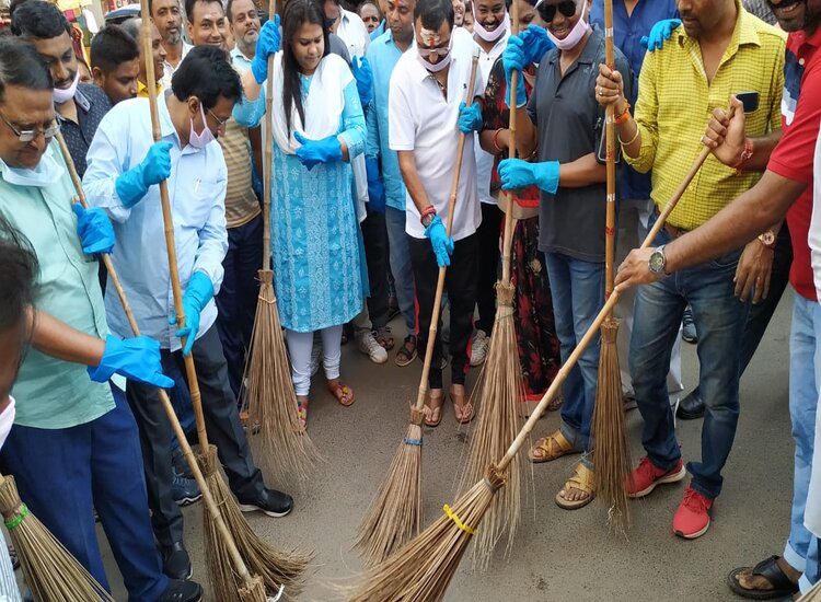  देवघर के स्थानीय टॉवर चौक पर सांसद व डीसी ने चलाया स्वच्छता अभियान