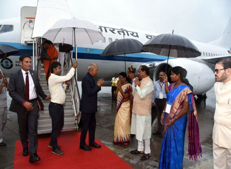 रांची पहुंचे राष्‍ट्रपति, राज्‍यपाल द्रौपदी मूर्मू और मुख्‍यमंत्री रघुवर दास ने की गर्मजोशी से स्वागत