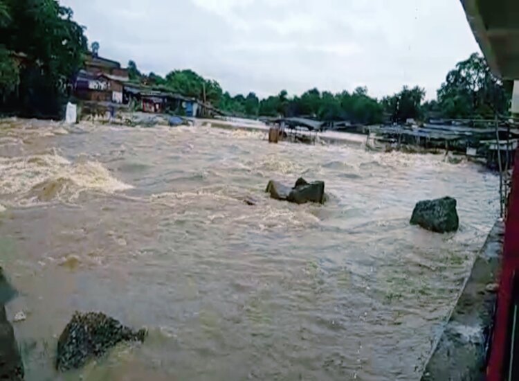 दामोदर और भैरवी नदी में उफान, रजरप्पा मंदिर के पास दर्जनों दुकानें डूबीं