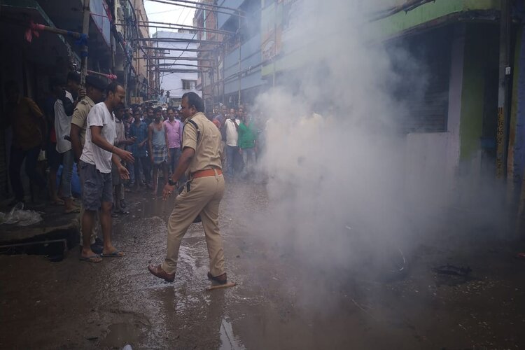 नालंदा : आभूषण व्यवसाई को लूटने पहुंचे लुटेरे को लोगों ने जमकर पीटा, बाइक में लगाई आग