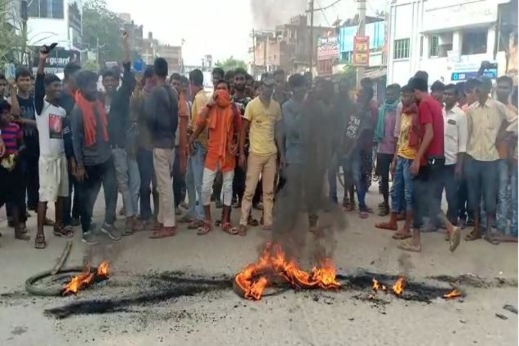 रसोई गैस की किल्लत से जूझ रहे उपभोक्ताओं का आक्रोश फूटा, लोगों ने किया सड़क जाम