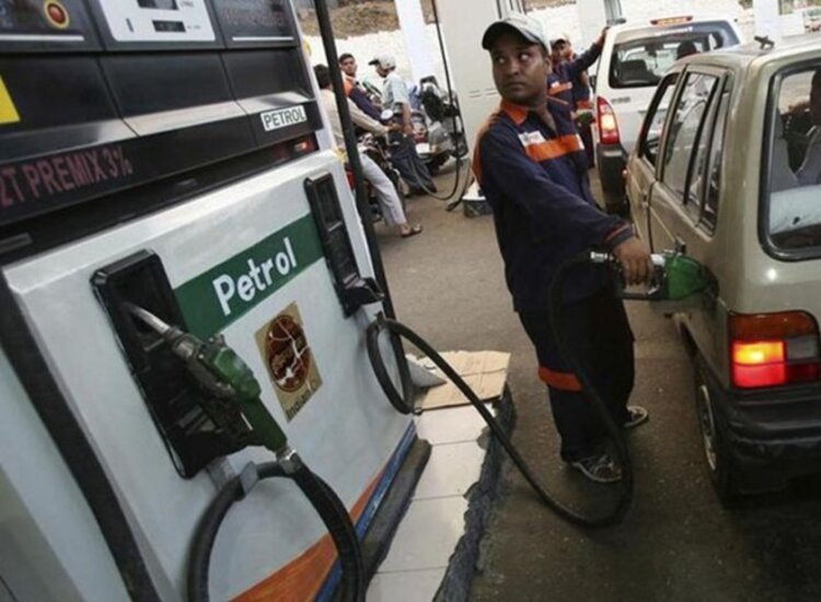 पेट्रोल-डीजल के दाम में लगातार चौथे दिन बढ़ोतरी,102 रुपये के पार पेट्रोल!