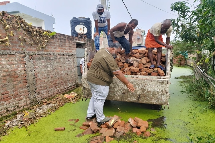 सीएम आवास से कुछ दूरी पर जलजमाव वाले नेपाली नगर में पप्‍पू यादव ने करवाया सड़क निर्माण