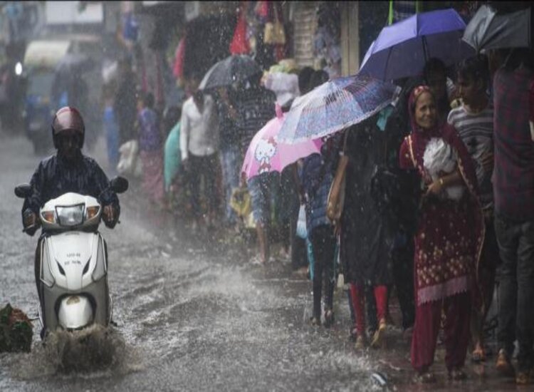 बारिश से धनतेरस का बाजार फींका, व्यवसायियों में छायी उदासी