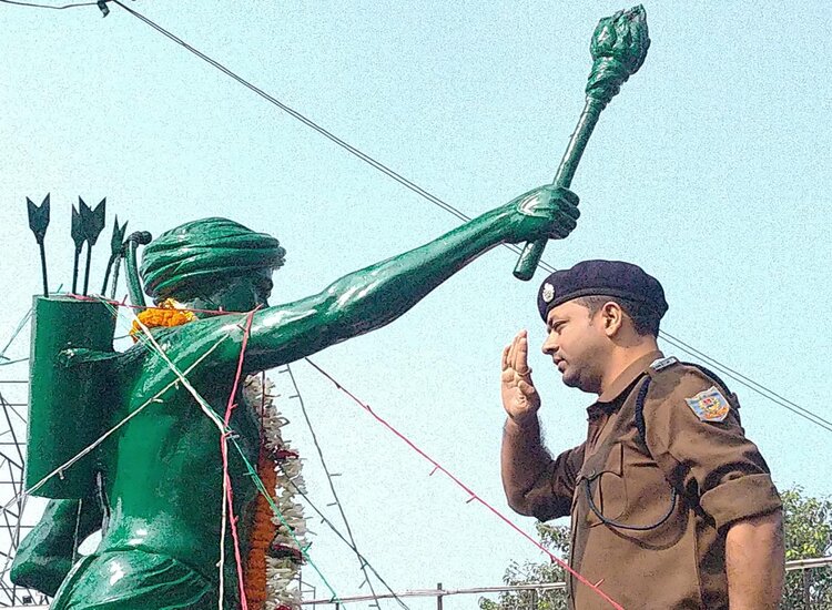 प्रशासनिक अधिकारियों ने दी धरती आबा को श्रद्धांजलि