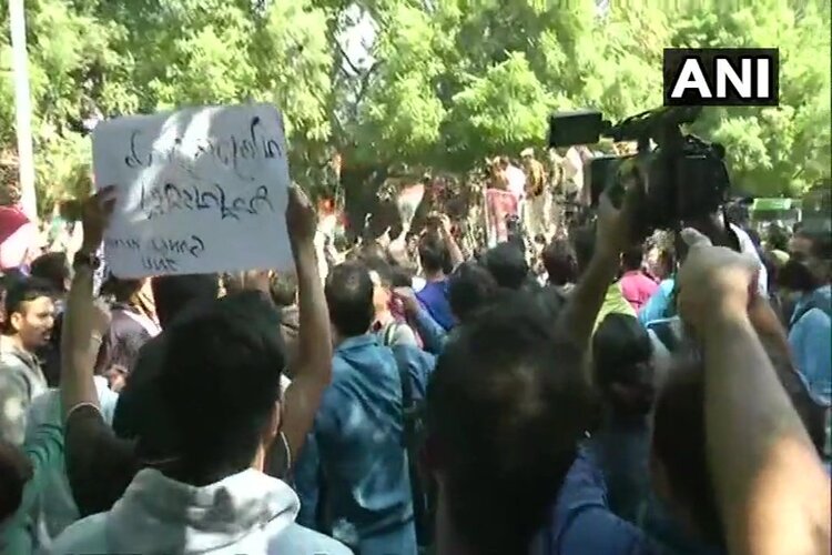 फीस बढ़ोतरी को लेकर JNU छात्रों का हंगामा, शांति बहाली के लिए HRD ने गठित की कमेटी