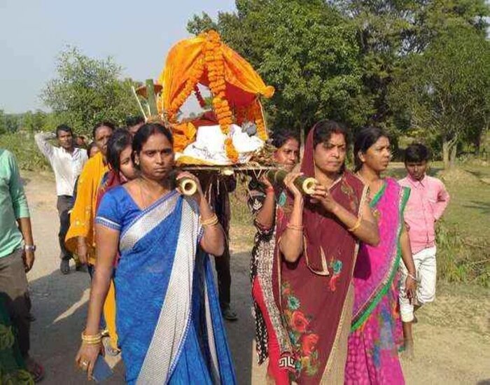 बहू और बेटियों ने दिया अर्थी को कंधा, शुरू कर दी नई परंपरा.