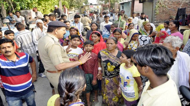 महिलाओं ने खोला शराब कारोबारियों के खिलाफ मोर्चा, चप्पल, झाडू से की पिटाई