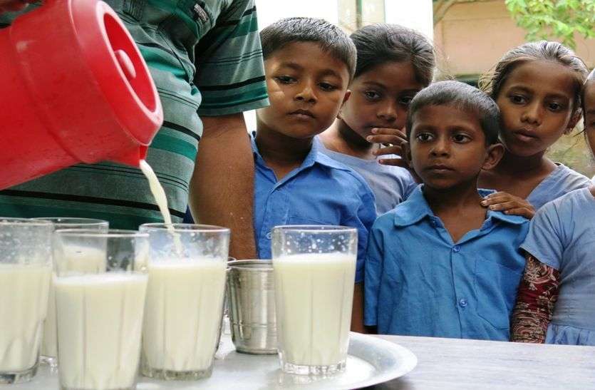 1 फरवरी से मिड-डे-मील में मिलेगा दूध, बच्चे अब पढ़ाई के साथ सीखेगें जैविक खेती