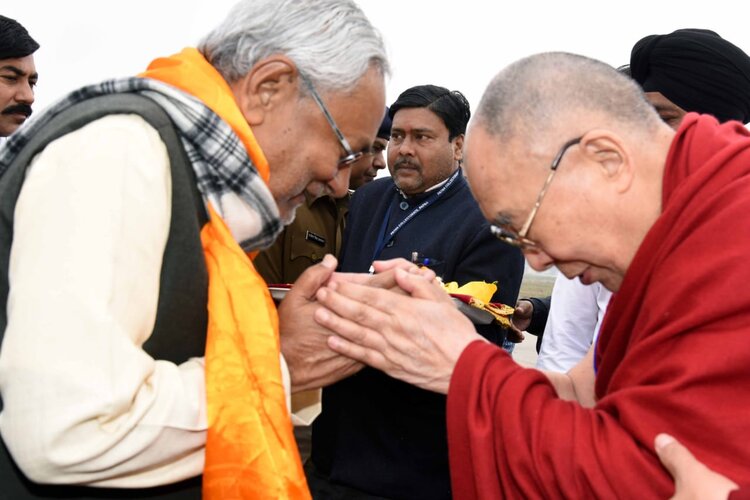 बौद्ध धर्म गुरु दलाई लामा को पटना एयरपोर्ट पर CM नीतीश कुमार ने दी विदाई