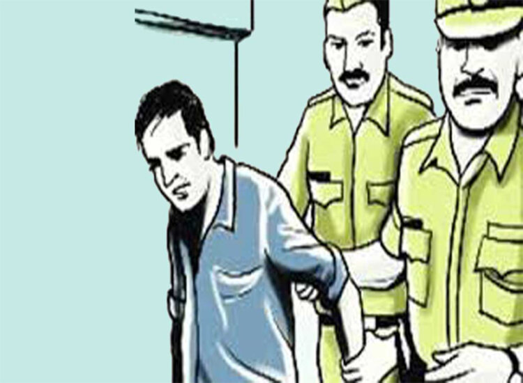 साइबर अपराधी सहित कुल आठ लोगों को पुलिस ने किया गिरफ्तार