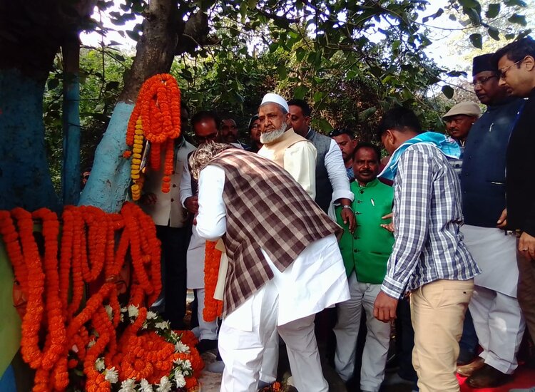 शहीद शेख भिखारी और टिकैत उमराव सिंह को किया याद