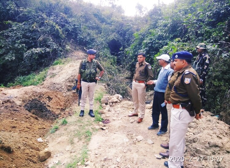 कोयला तस्करों द्वारा दामोदर नदी में दर्जनों अवैध कोयले के मुहाने बनाए गए