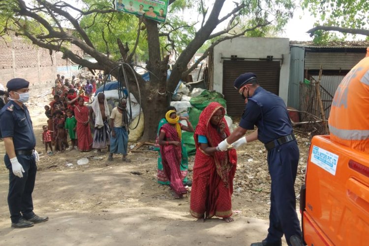 9वीं बटालियन एनडीआरएफ की ओर से गरीबों के बीच बांटा गया खाने का पै