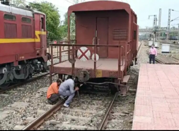 कोडरमा जंक्शन के पास मालगाड़ी का पहिया पटरी से उतरा, राहत वैन पहुंचा